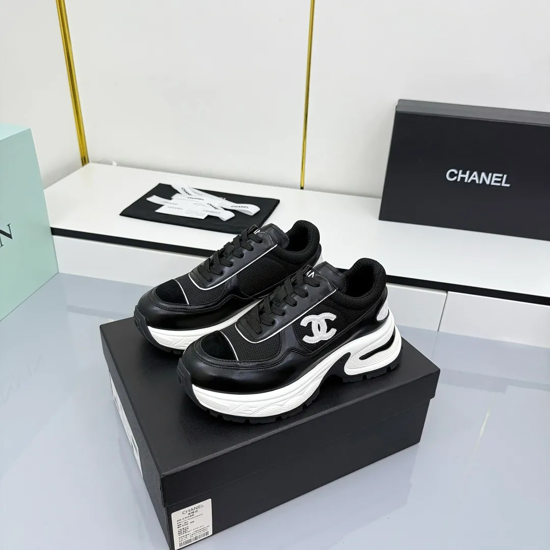👟👟Ex-factory price 700👟👟 Chanel casual small leather shoes ~ original calfskin panda shoes Chanel 25C latest hot style panda black and white sports shoes casual sneakers small fragrance hot item classic black and white panda color coco girls must pay for it Fabric: original customized first-layer cowhide Inner: original imported breathable mesh lining Outsole: Original molded rubber + TPU combination Size: Women's 35-41